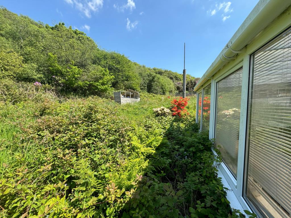 Lot: 126 - ONE-BEDROOM COTTAGE ON A GENEROUS PLOT - Land to the side of the property looking right